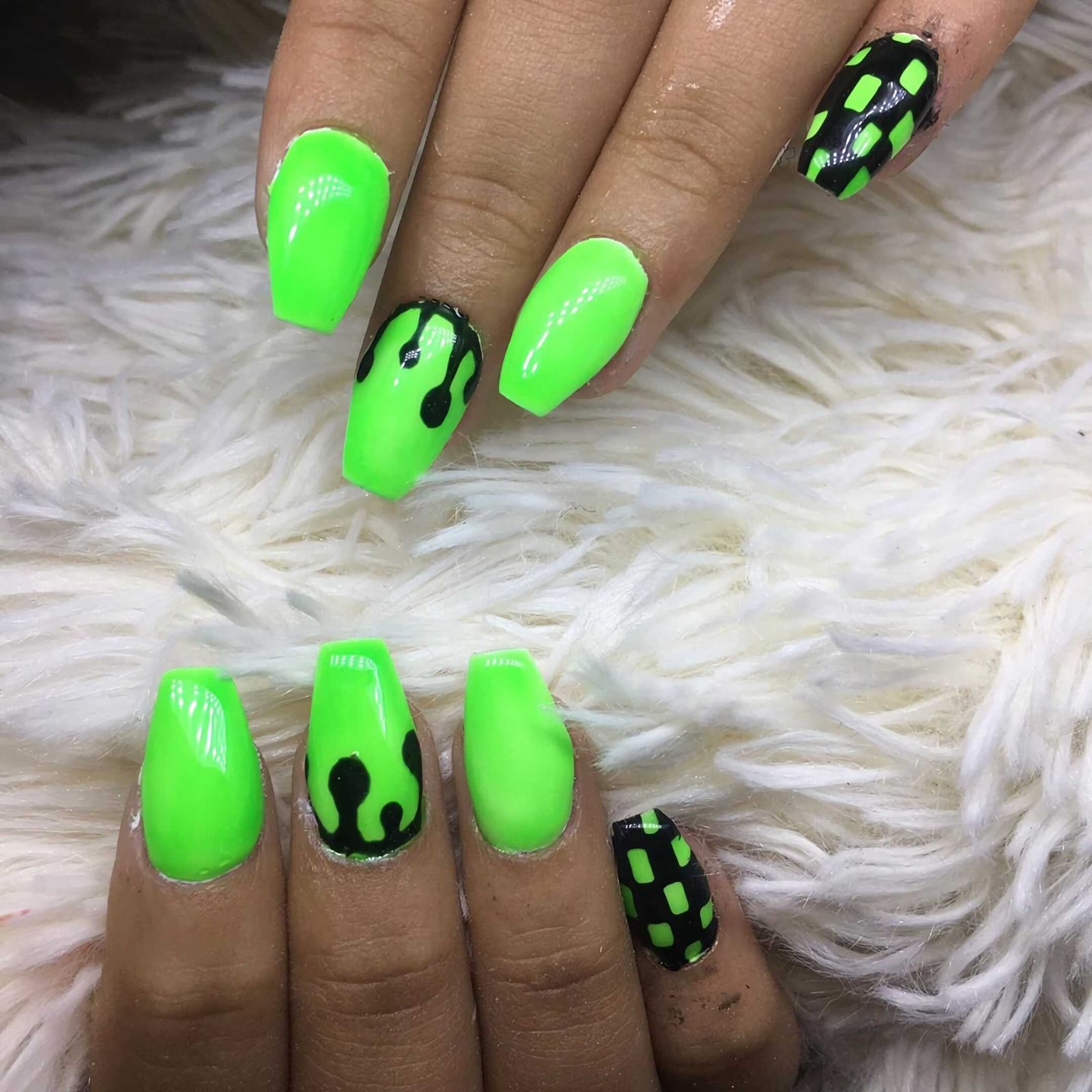 неоновые ногти с зеленым маникюром