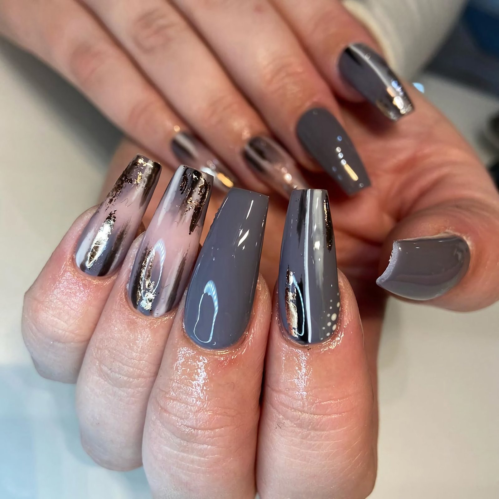 manicura gris para uñas largas
