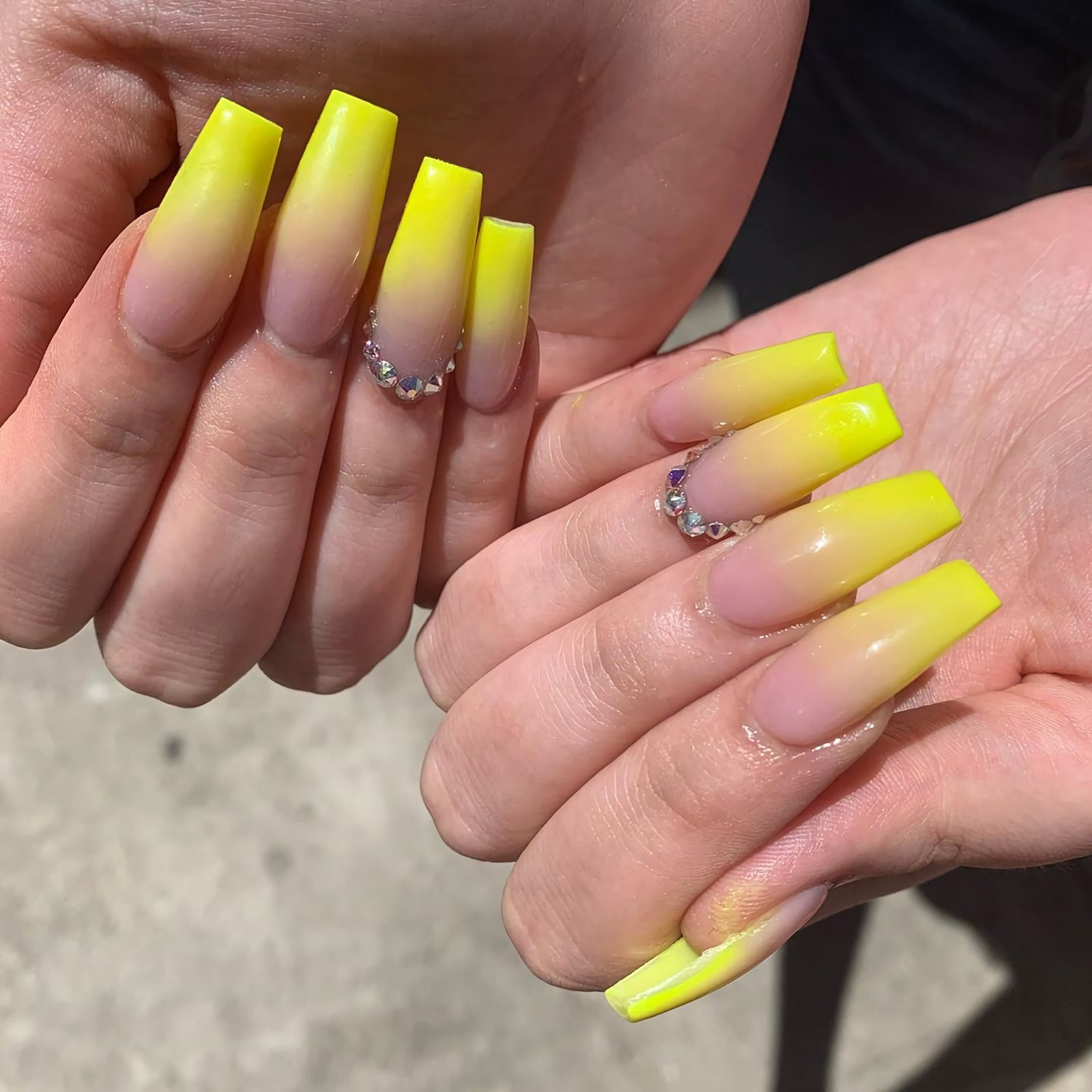 hermosas uñas amarillas ombre