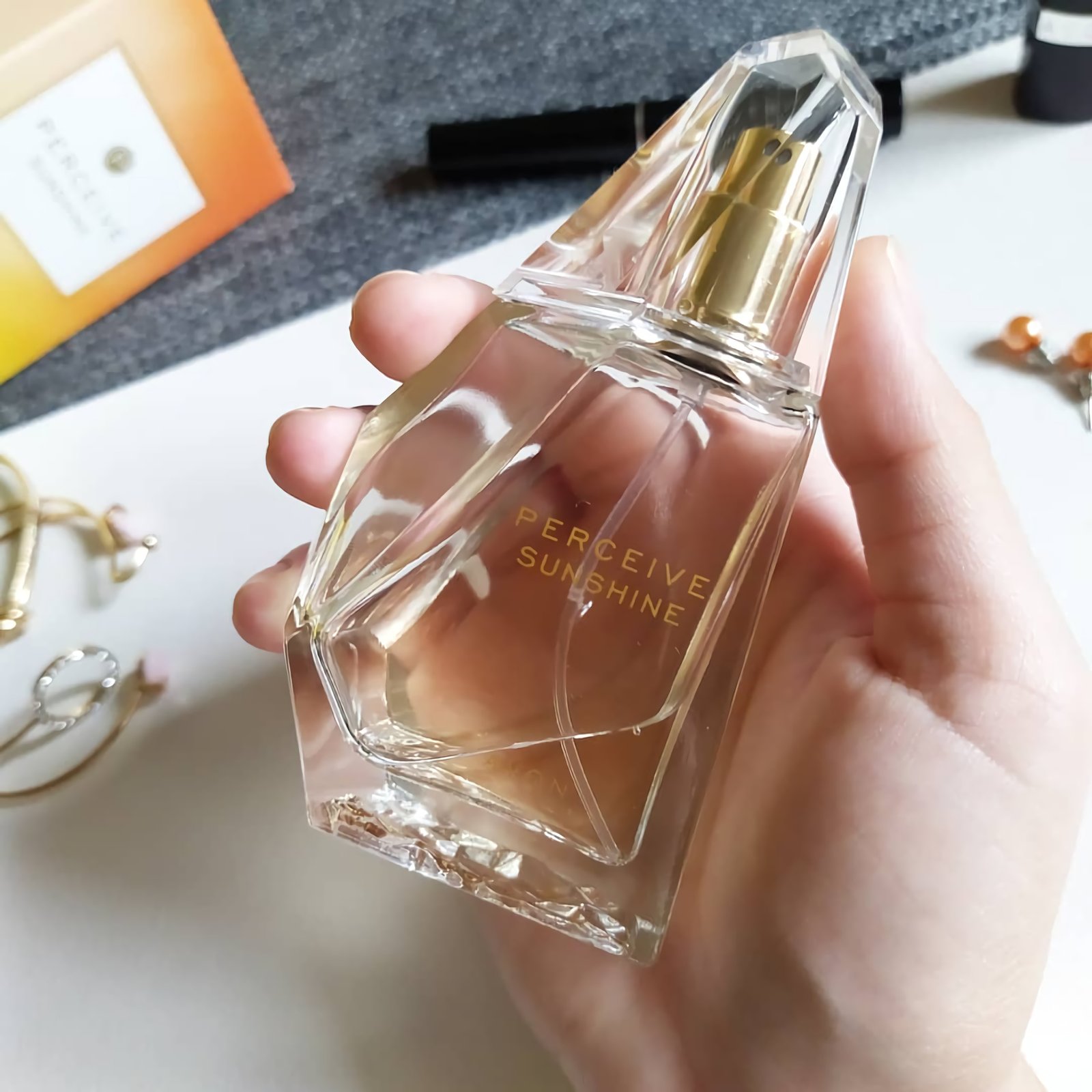 парфюм для девушек со спокойным запахом Perceive by Avon