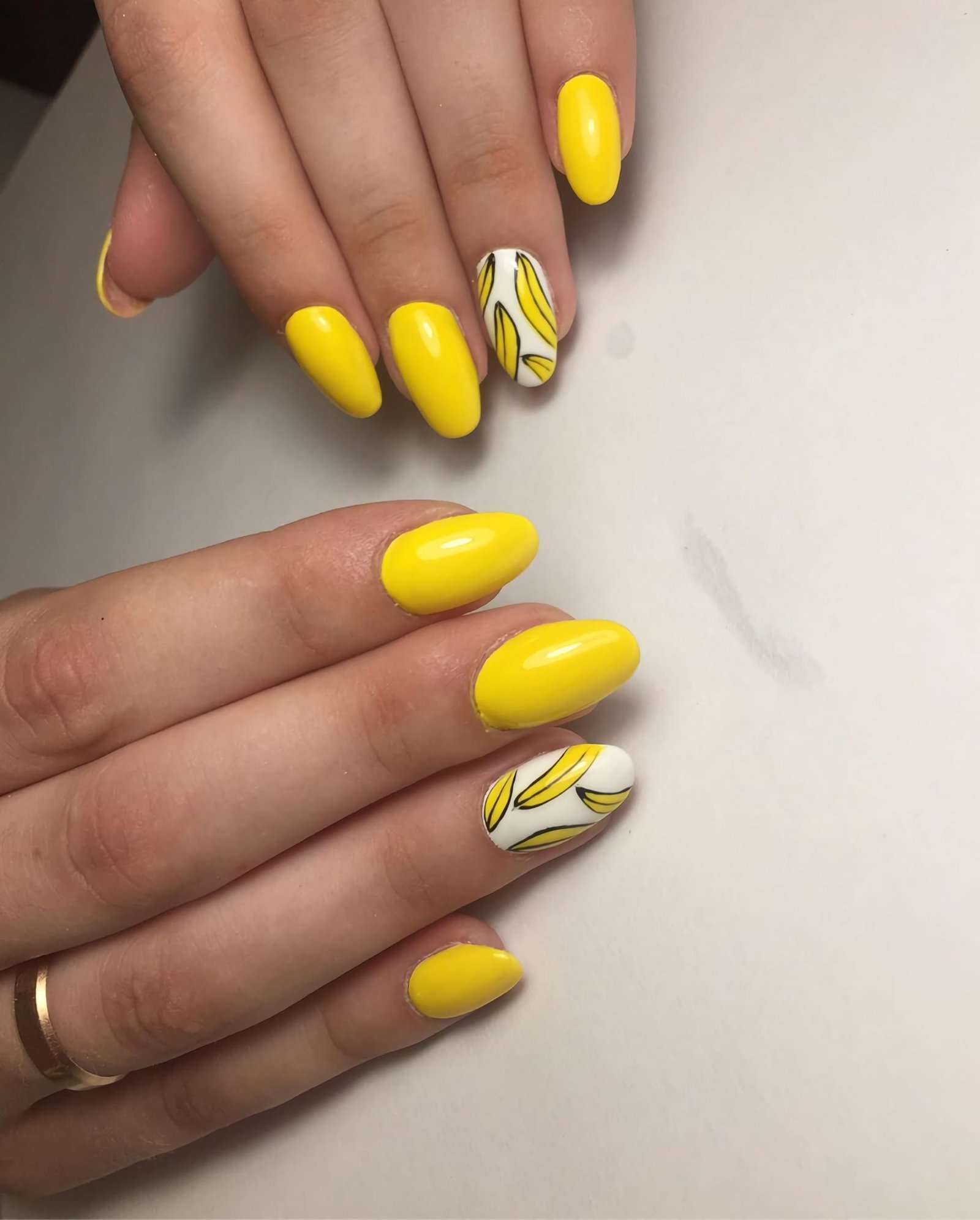 стильные желтые ногти с изображением банана