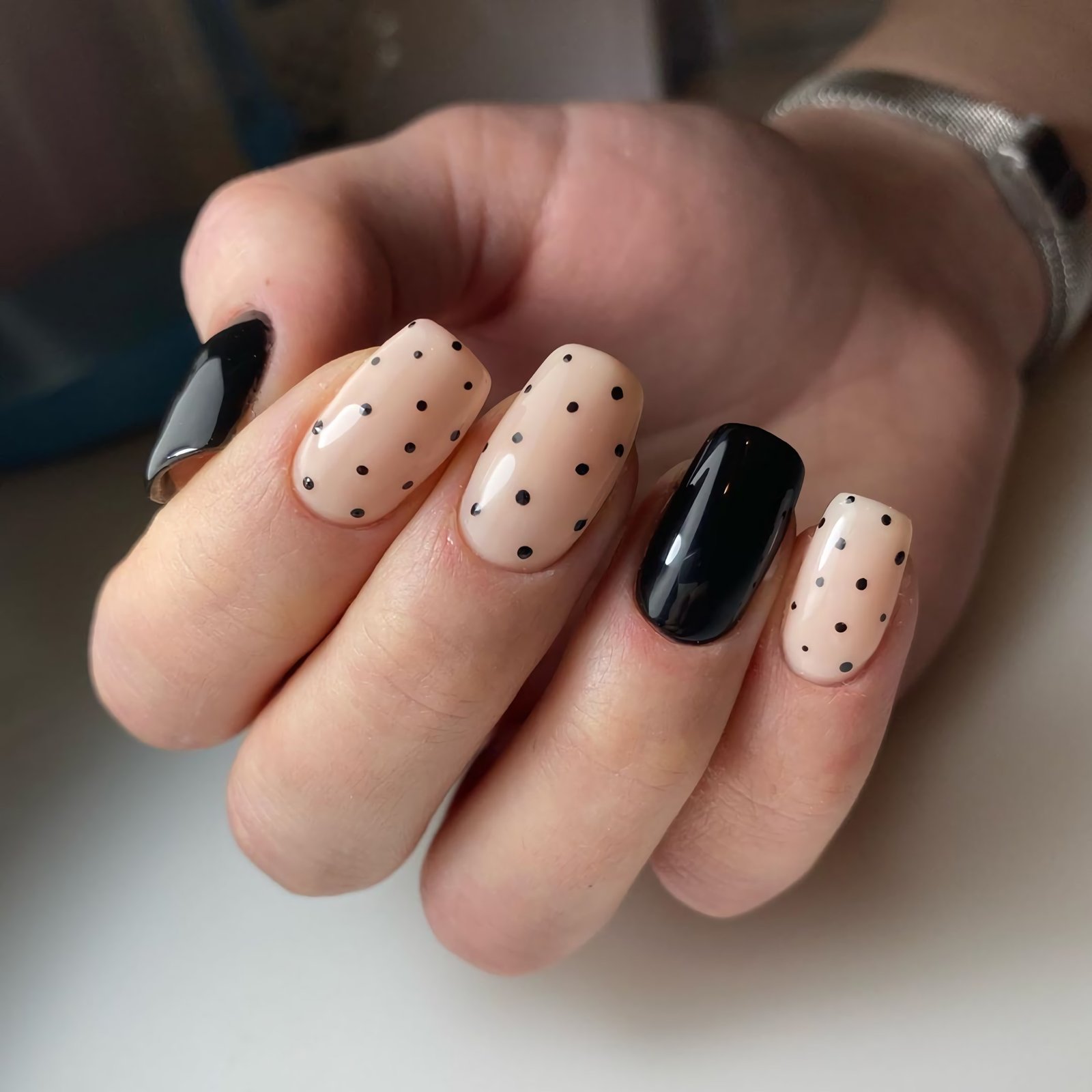 красивые короткие ногти с точками