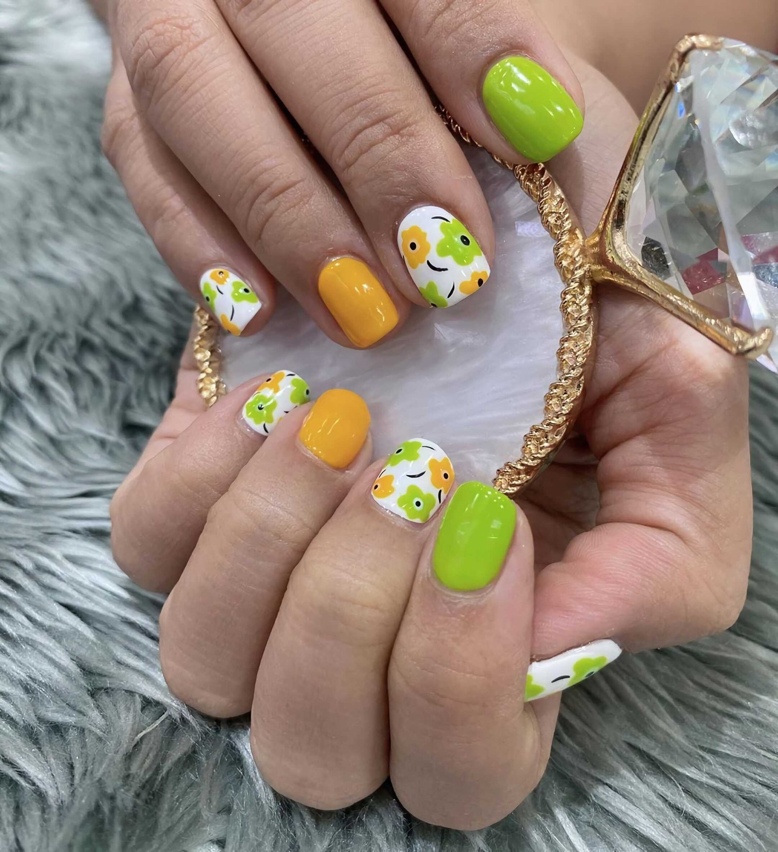 cute flower manicure for short nails