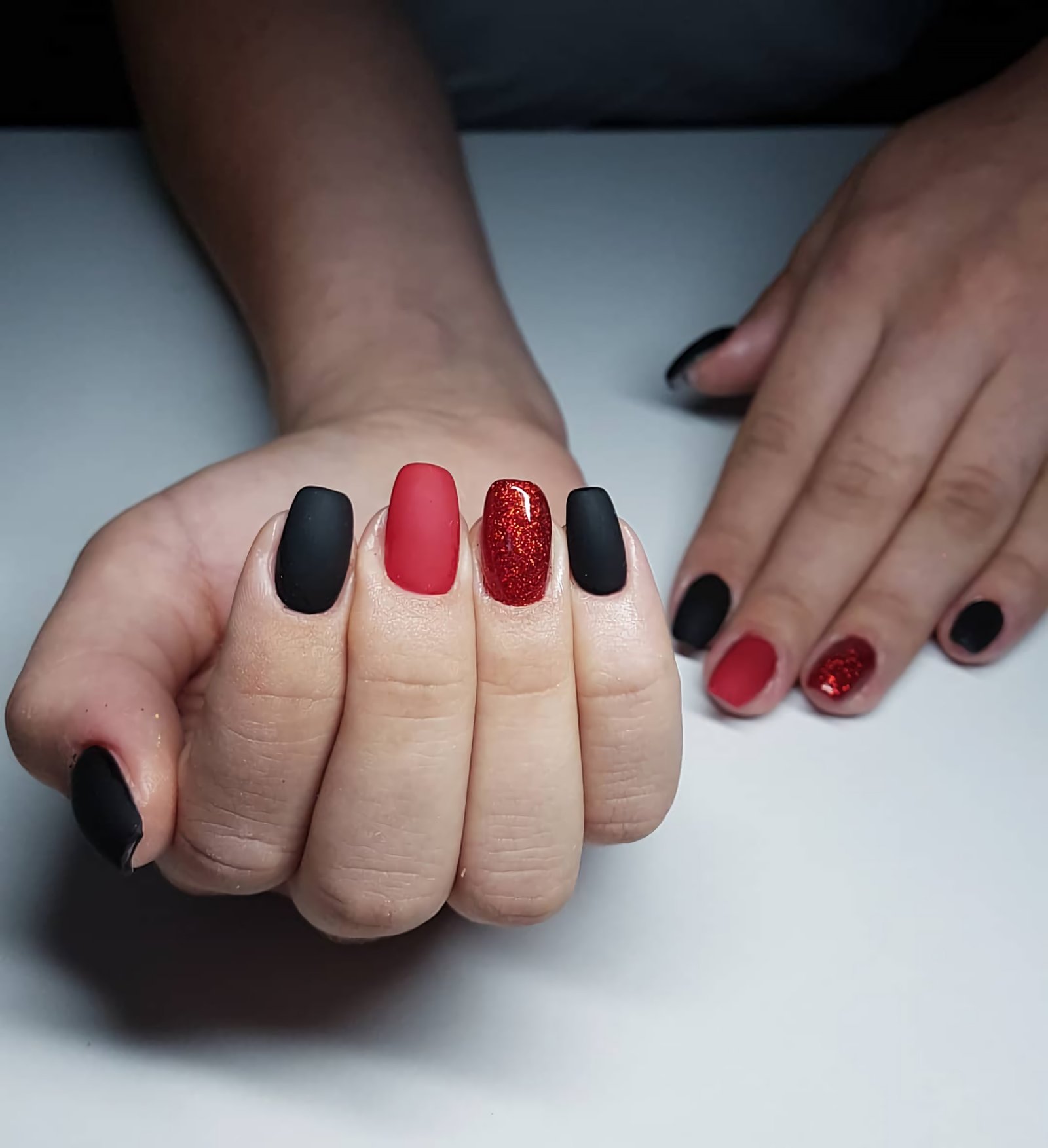 стильные красно-черные ногти