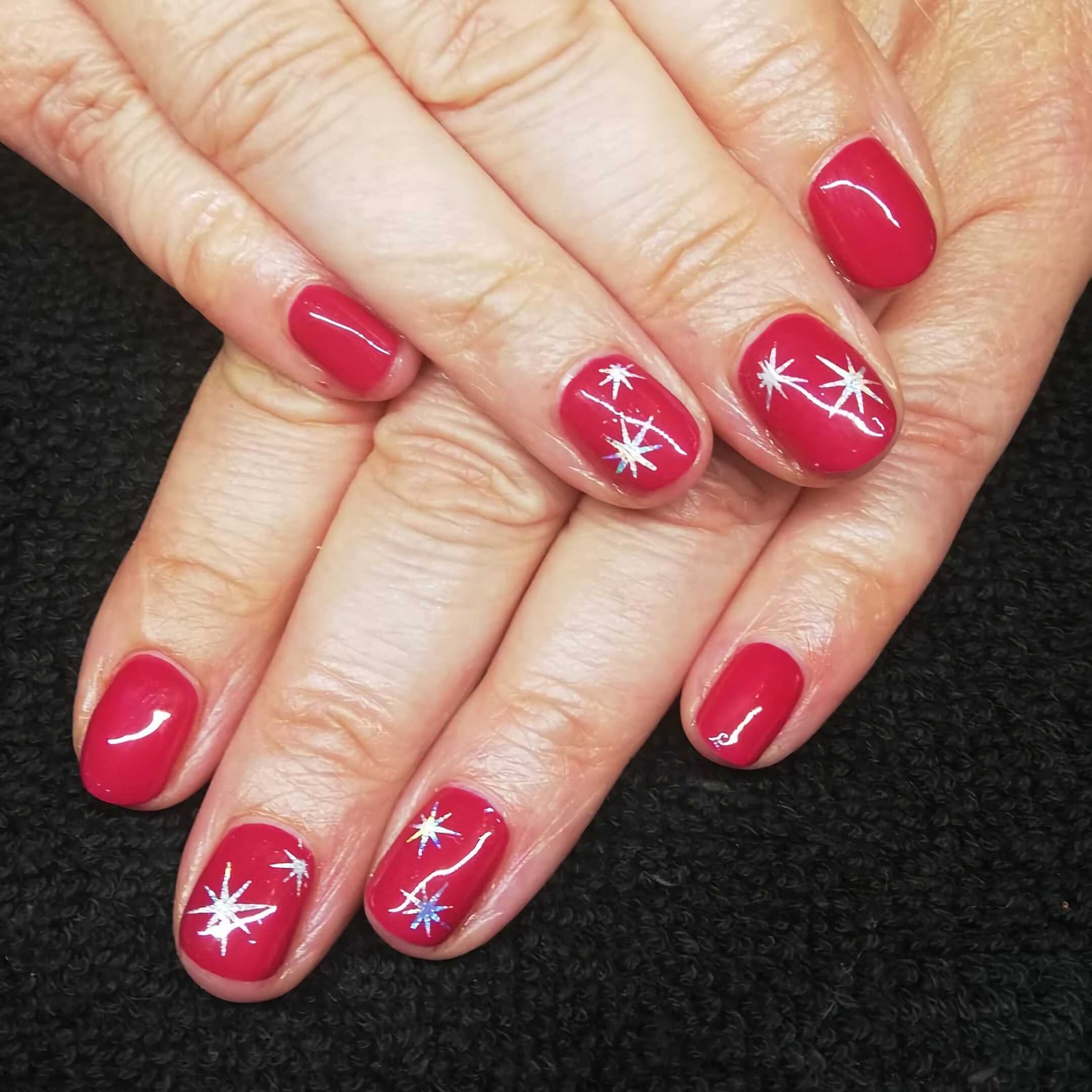short red nails with stars
