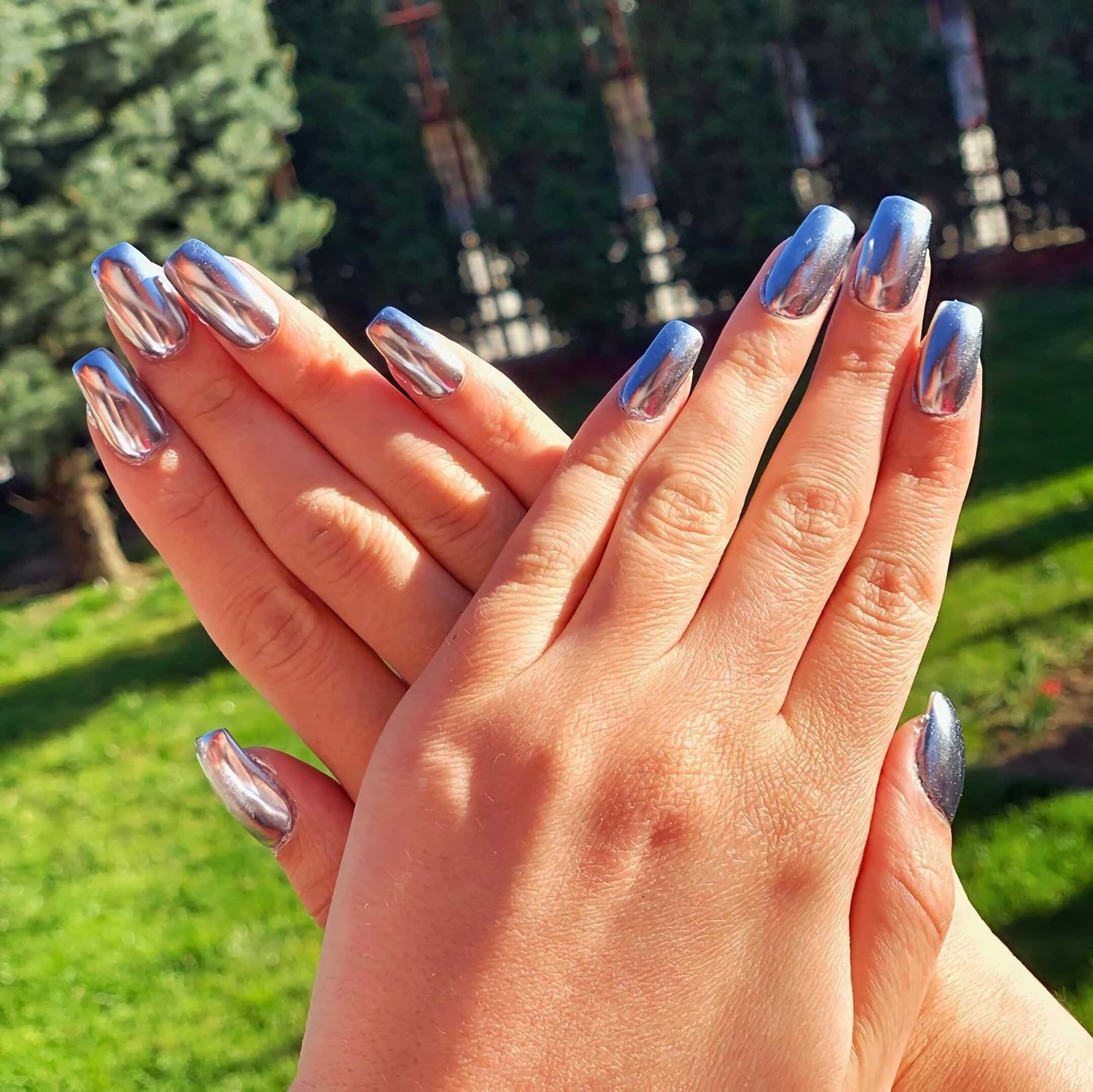 trendy chrome manicure for short nails