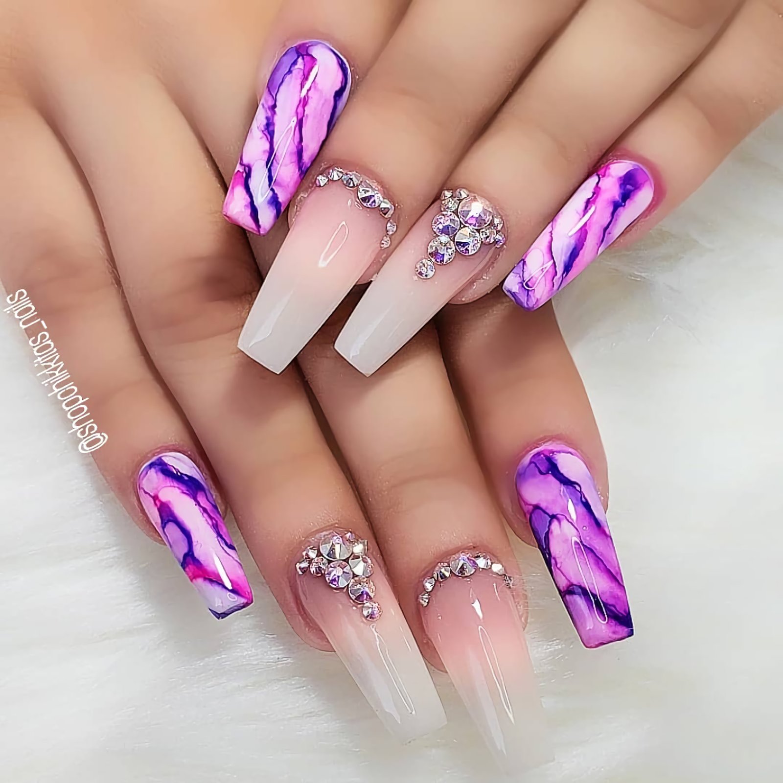 Розовые и фиолетовые ногти с драгоценными камнями