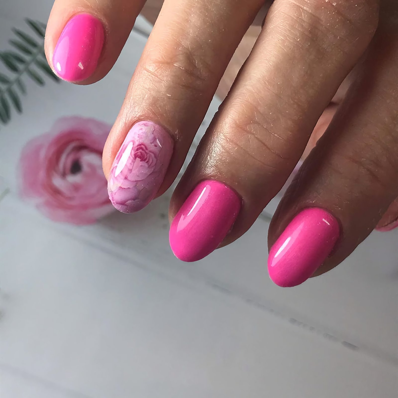короткие розовые ногти с цветком