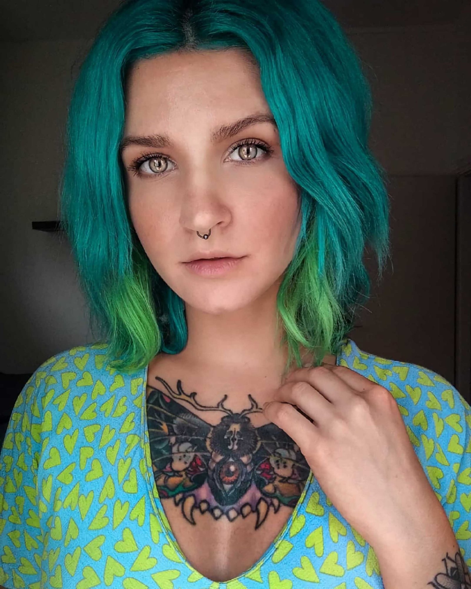 стрижка боб с зелеными и синими волосами