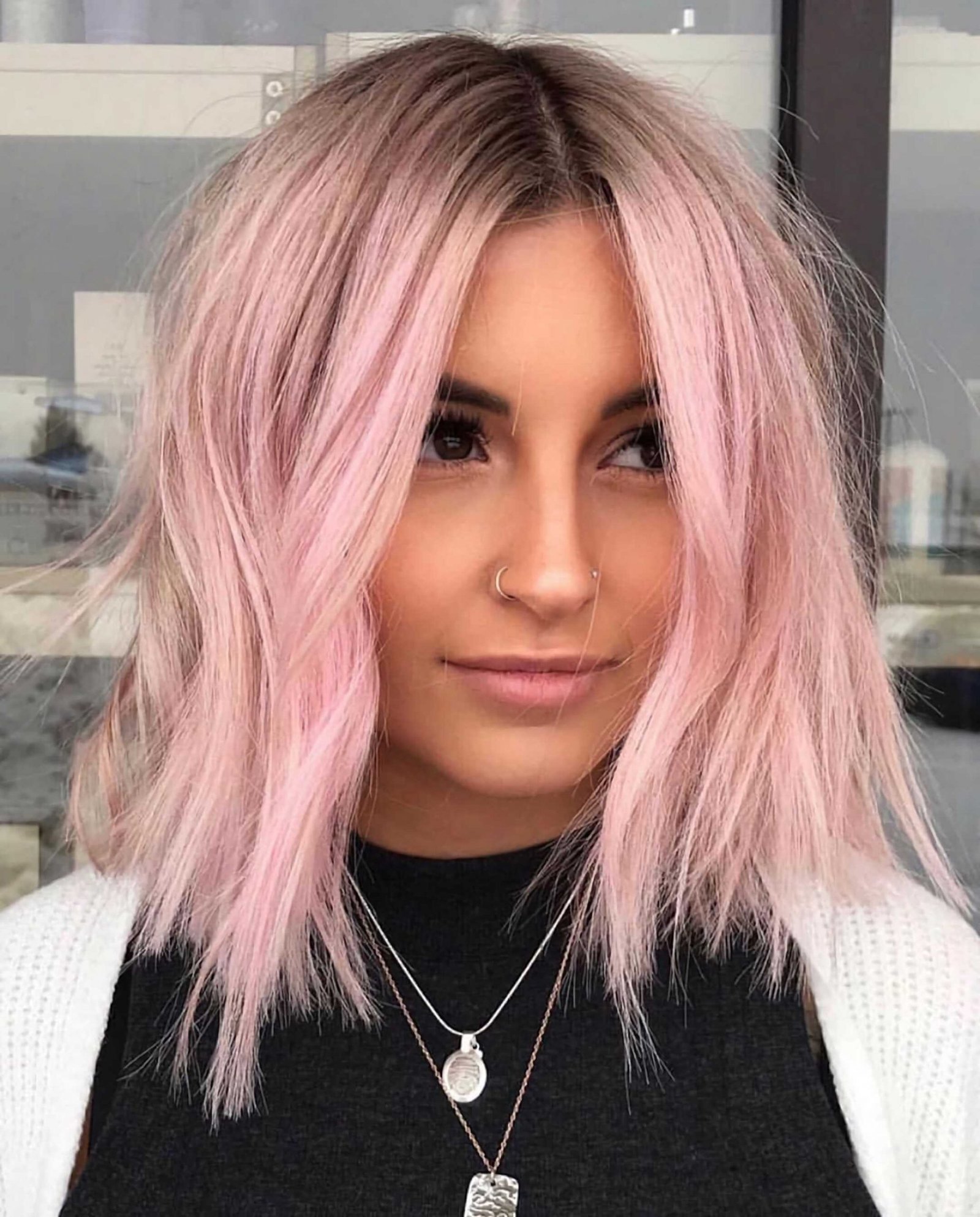 стильная стрижка на средние волосы с розовыми волосами