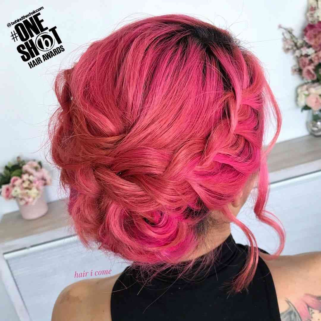 розовая прическа с косой
