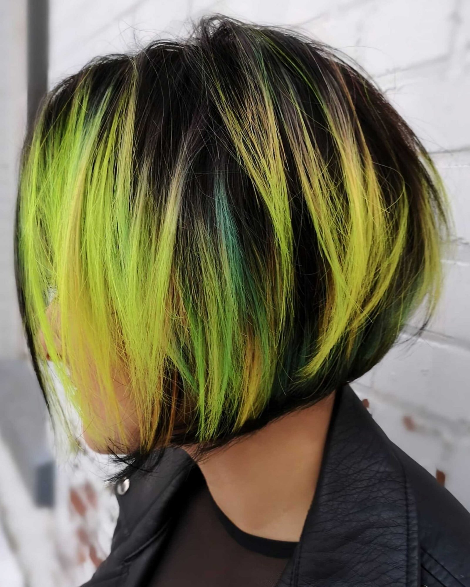 стильная стрижка боб с желтыми и зелеными волосами