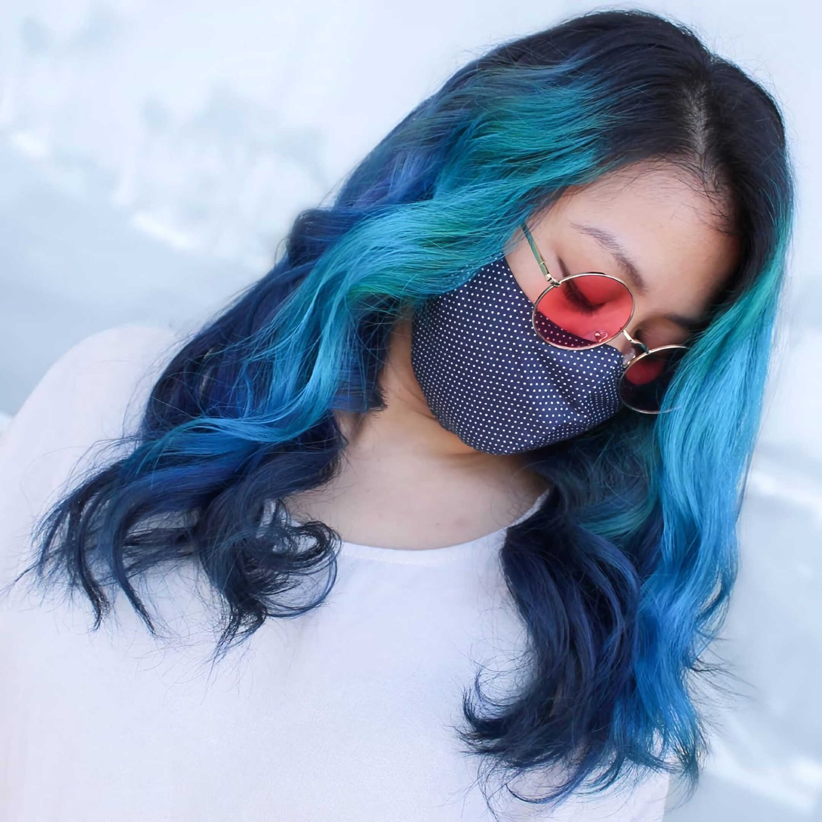 яркие волосы синего цвета в стиле e-girl
