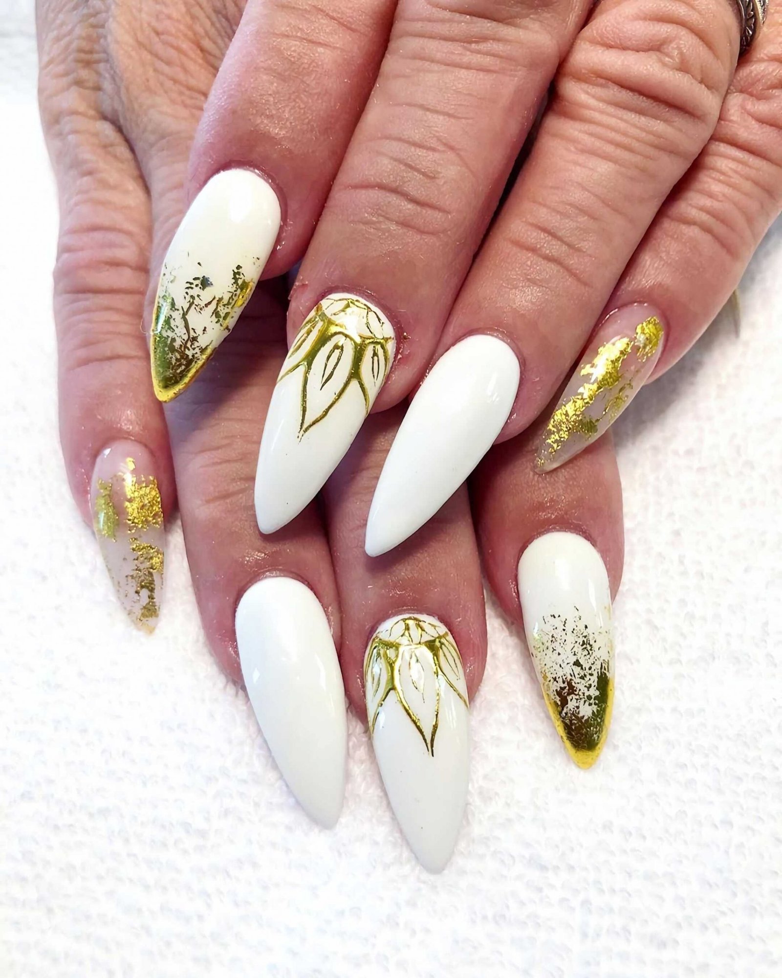 белые и золотые ногти