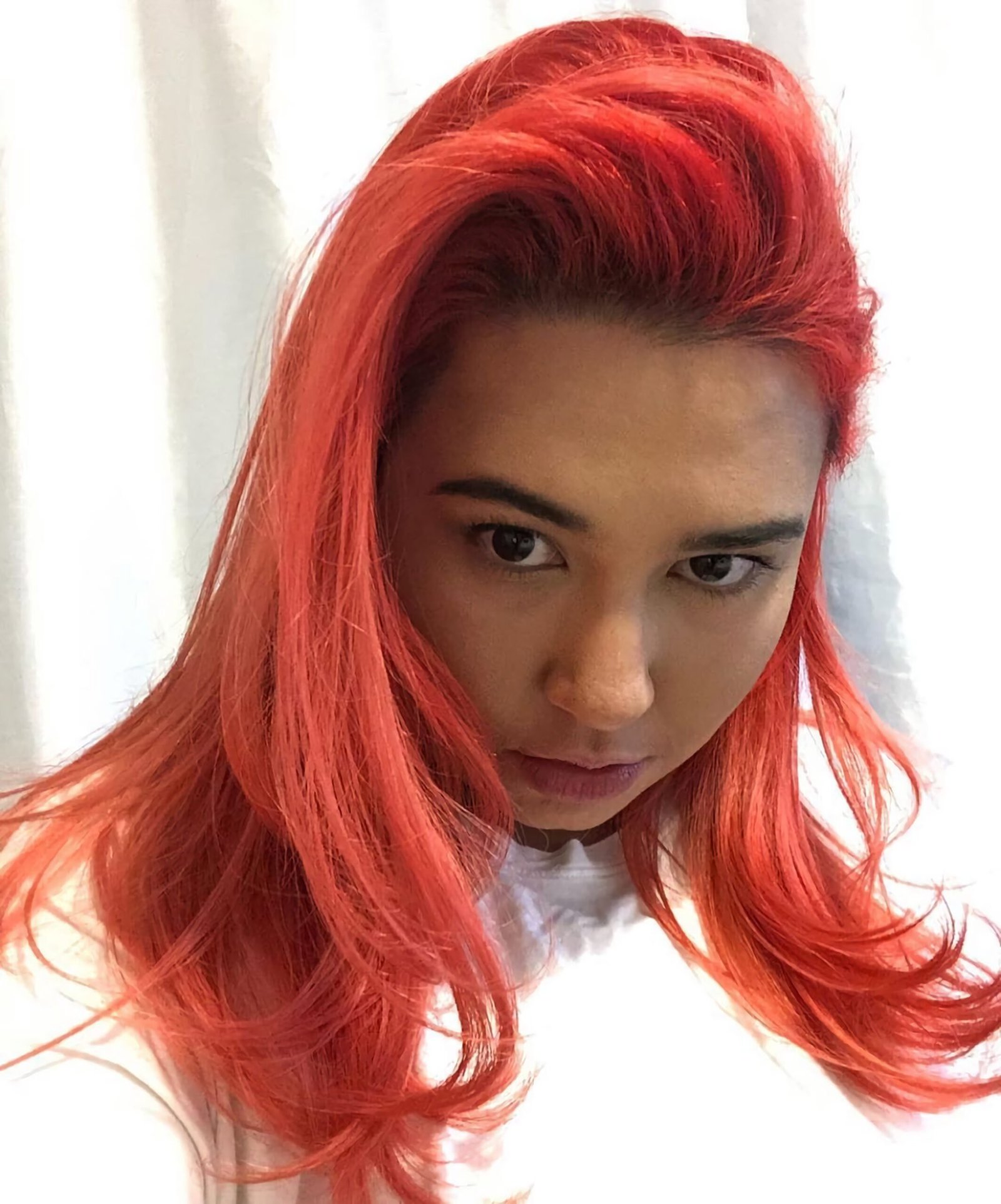 Веселый и яркий красный цвет волос