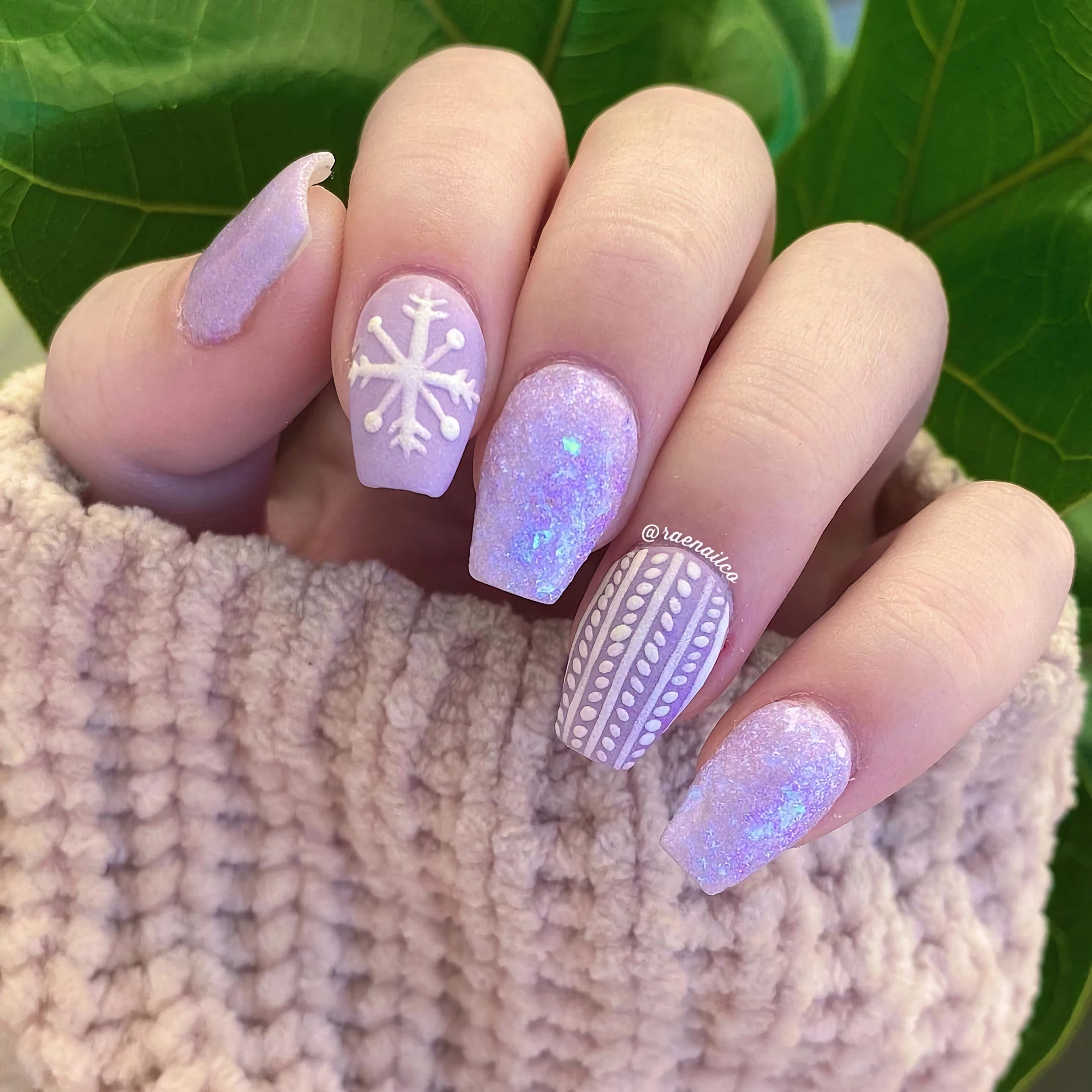 Фиолетовые ногти с геометрическим рисунком