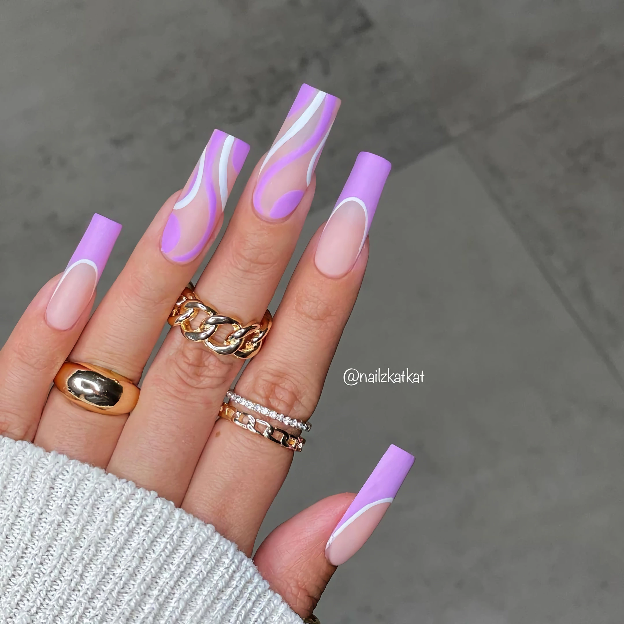 Фиолетовые ногти с геометрическим рисунком