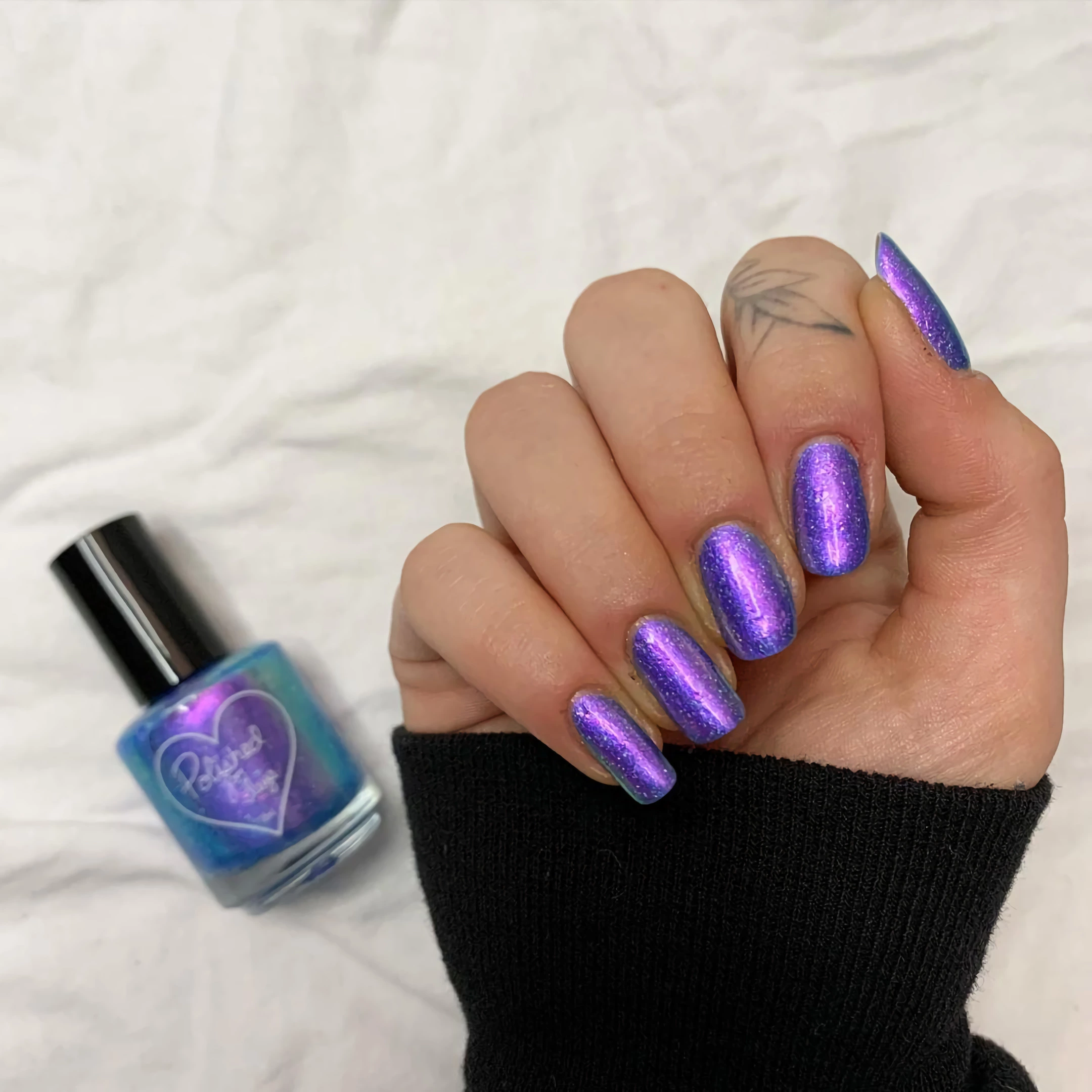 Мерцающие фиолетовые ногти