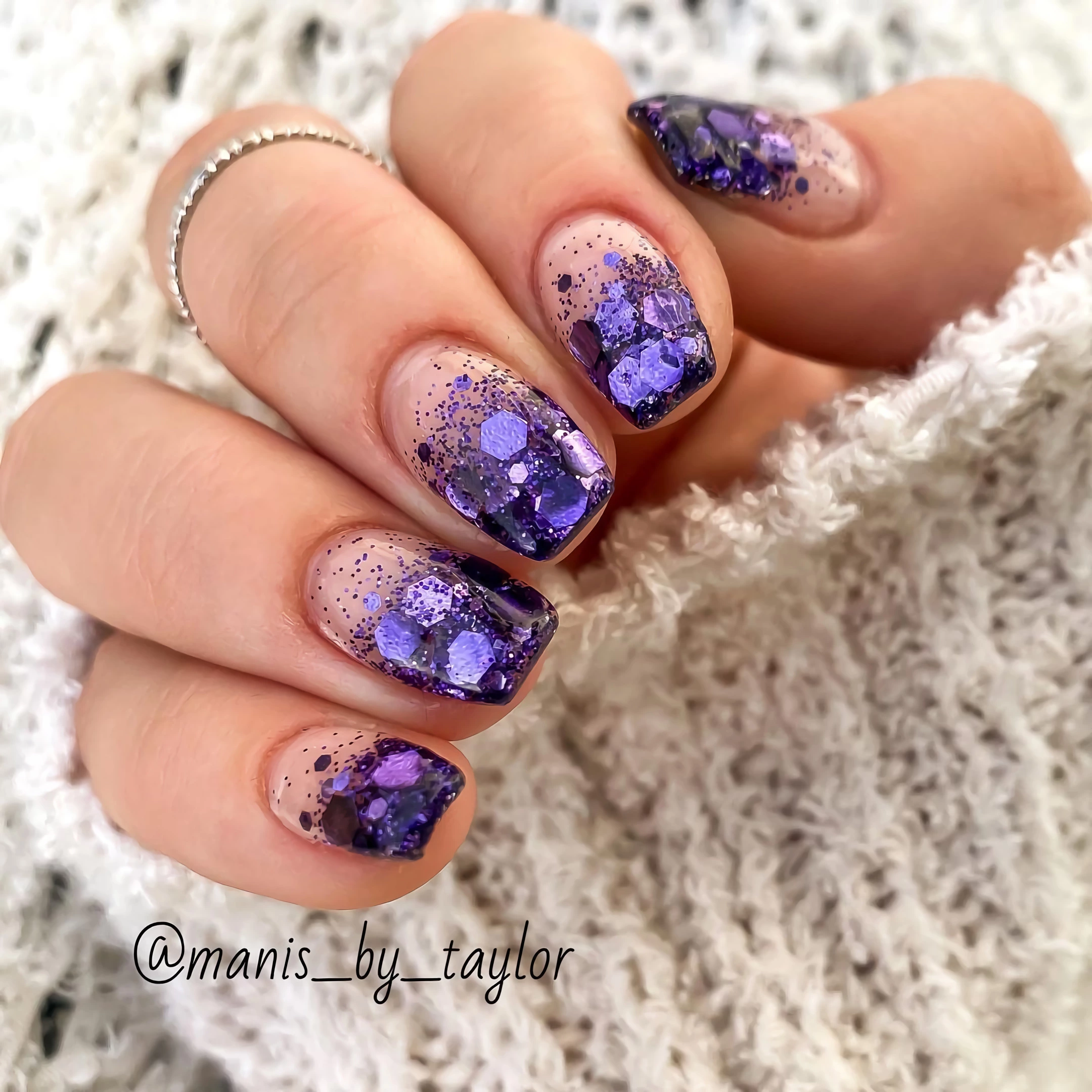 Блестящие фиолетовые ногти