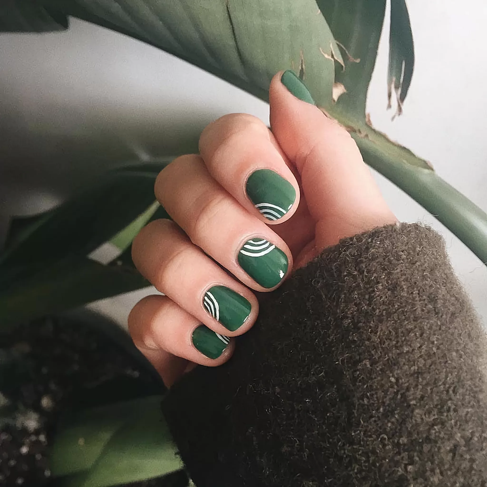 Маникюр на короткие ногти серо зеленый