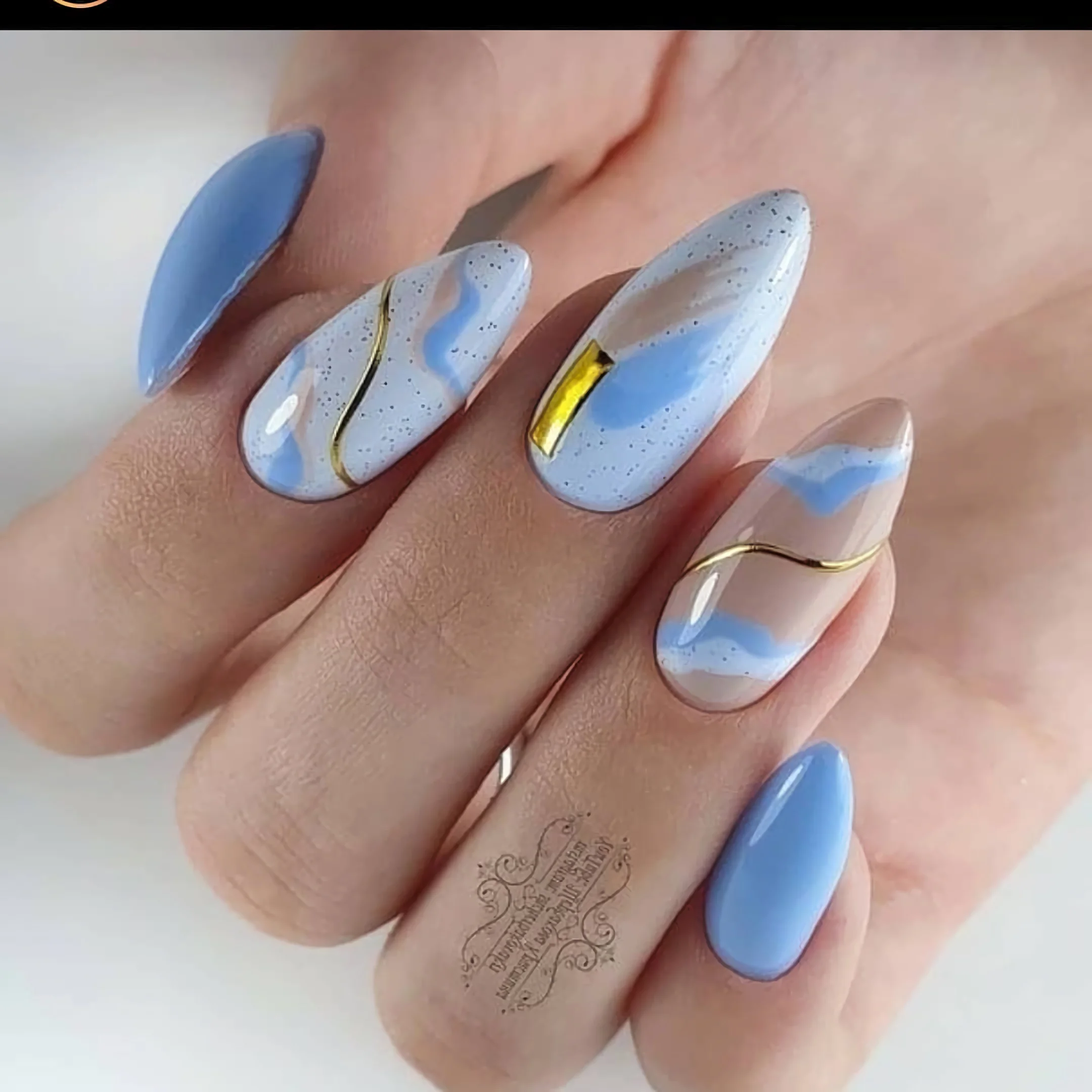 Абстрактные синие ногти
