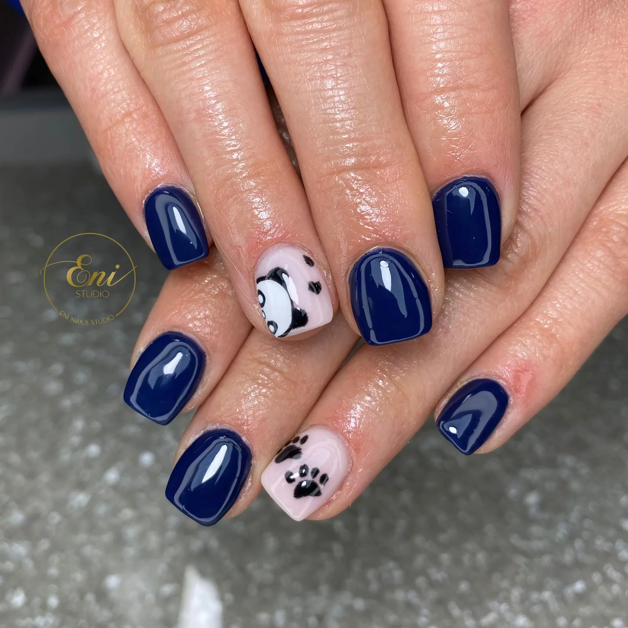 Синие ногти с отпечатками лап панды
